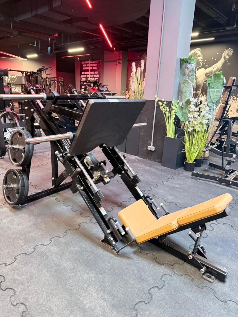plateloaded, AKA Power / AHS Fitness - An & Verkauf von gebrauchte Fitnessgeräte. 💪 Kraft Gerätepark von Hammer Strength