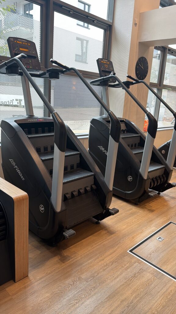 مجموعة أجهزة، AKA Power / AHS Fitness - بيع وشراء أجهزة اللياقة البدنية المستعملة. مجموعة من 40 جهازًا للتمارين الهوائية من Life Fitness و Precor 🏃