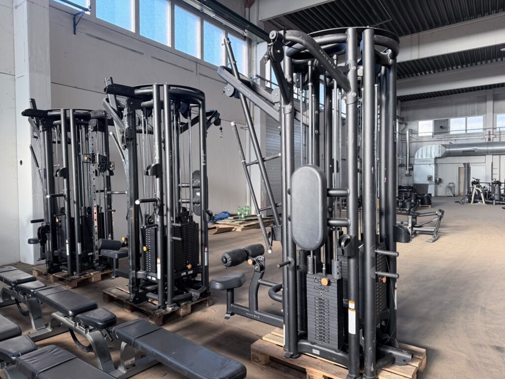 mixed brands, AKA Power / AHS Fitness - An & Verkauf von gebrauchte Fitnessgeräte. Großer 70-teiliger Cardio- und Kraftgerätepark verschiedener Marken
